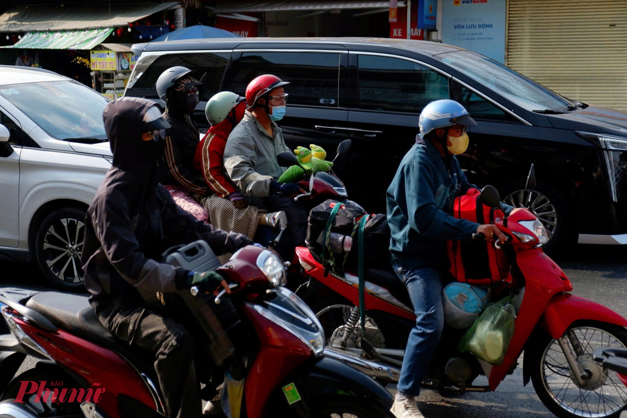 Nhiều phương tiện chở theo hành lý cồng kềnh, phản ánh không khí trở lại thành phố sau kỳ nghỉ Tết - Ảnh: Vũ Quyền