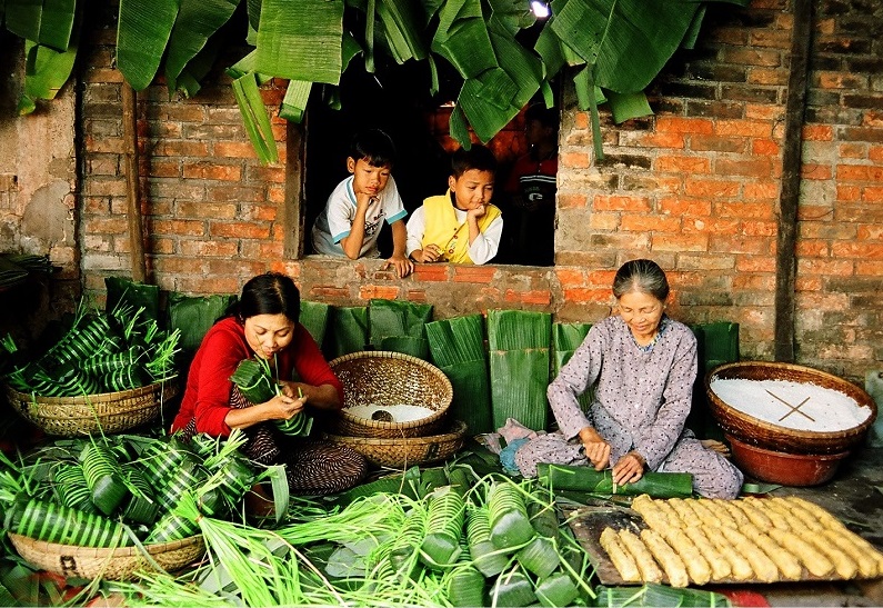 Bất tiện nhiều thứ, nhưng những đứa con, dâu bà Hai vẫn cố gắng tề tựu sum vầy trong ngày tết để bù đắp cho bà cả 1 năm dài sống lặng lẽ - Ảnh minh họa