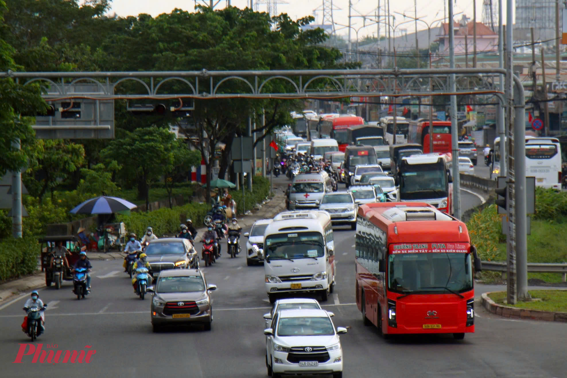 Càng về tối, lượng người và phương tiện càng đông đúc. Tại một số nút giao, dòng xe xếp hàng dài chờ đèn đỏ, buộc lực lượng cảnh sát giao thông phải có mặt để điều tiết, đảm bảo trật tự - Ảnh: Vũ Quyền