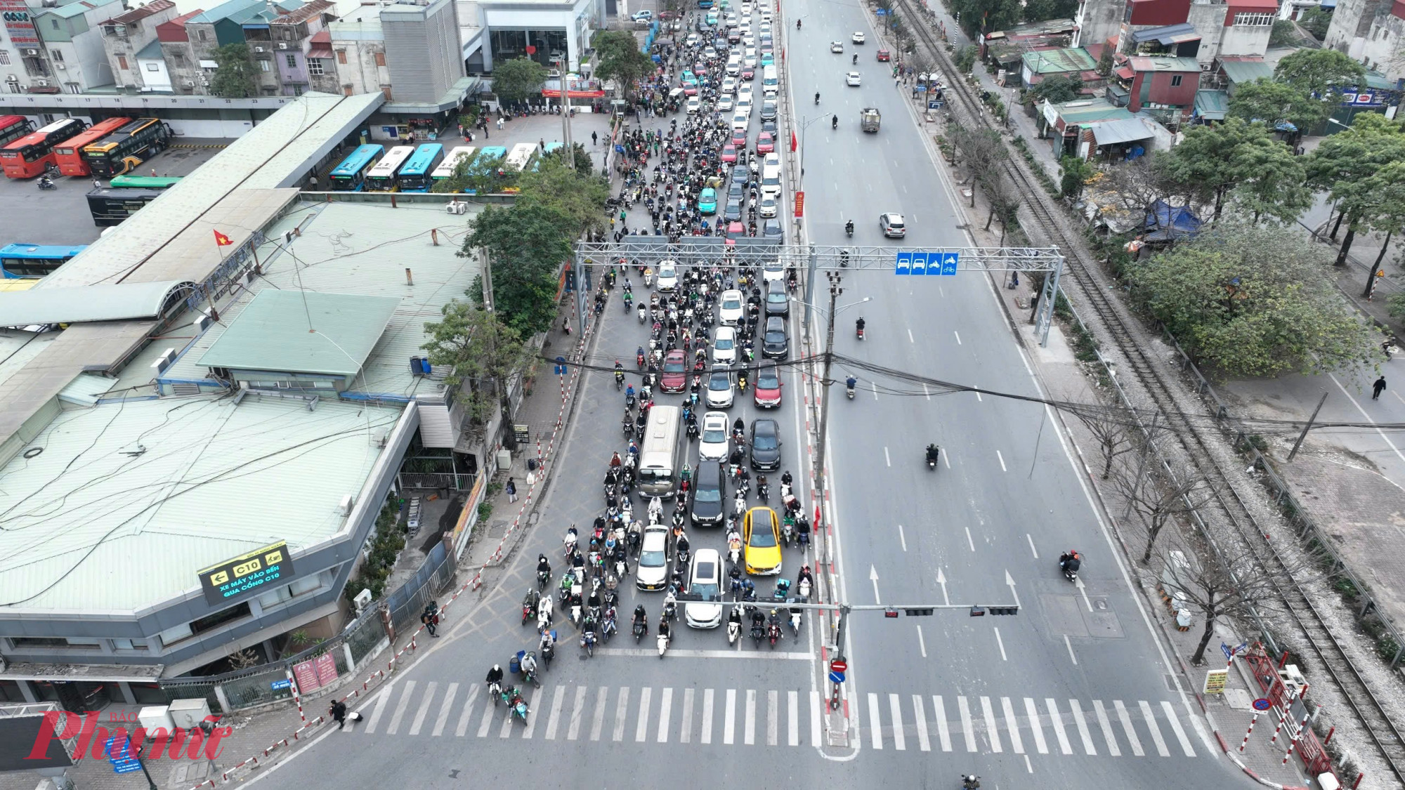 Đường Ngọc Hồi (huyện Thanh Trì, Hà Nội) đông phương tiện nhưng chỉ cần một đến hai nhịp đèn đỏ, người dân có thể dễ dàng di chuyển.