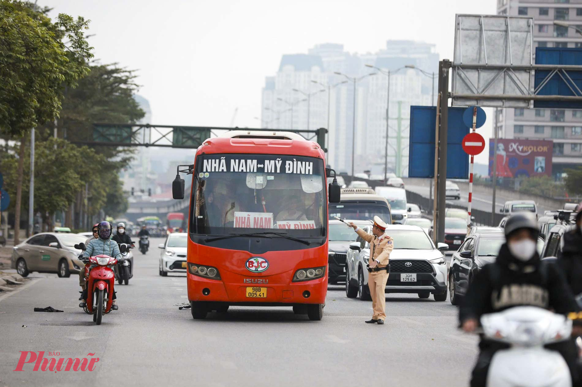 Đại tá Trần Đình Nghĩa, Trưởng phòng CSGT Hà Nội cho biết, đã huy động 100% lực lượng, phương tiện, phối hợp với các đơn vị chức năng, tập trung phân luồng, điều tiết, bảo đảm giao thông an toàn, thông suốt cho người dân trở lại Thủ đô sau kỳ nghỉ Tết Nguyên đán. Cụ thể, Phòng CSGT phối hợp với Cục CSGT - Bộ Công an tổ chức phân luồng từ xa trên các tuyến cao tốc, quốc lộ hướng vào Hà Nội. Trong nội đô, lực lượng làm nhiệm vụ tại các chốt trọng điểm phối hợp với Thanh tra Giao thông vận tải vừa tổ chức phân luồng, điều tiết giao thông, vừa kiểm soát, xử lý các vi phạm như chở quá số người, vi phạm nồng độ cồn, tốc độ. Hệ thống camera giám sát được khai thác tối đa, đóng vai trò quan trọng trong theo dõi tình hình thực tế tại các tuyến đường, phát hiện sớm điểm ùn tắc, sự cố để có phương án điều chỉnh kịp thời, đồng thời ghi nhận, xử lý nghiêm các hành vi vi phạm trật tự an toàn giao thông.