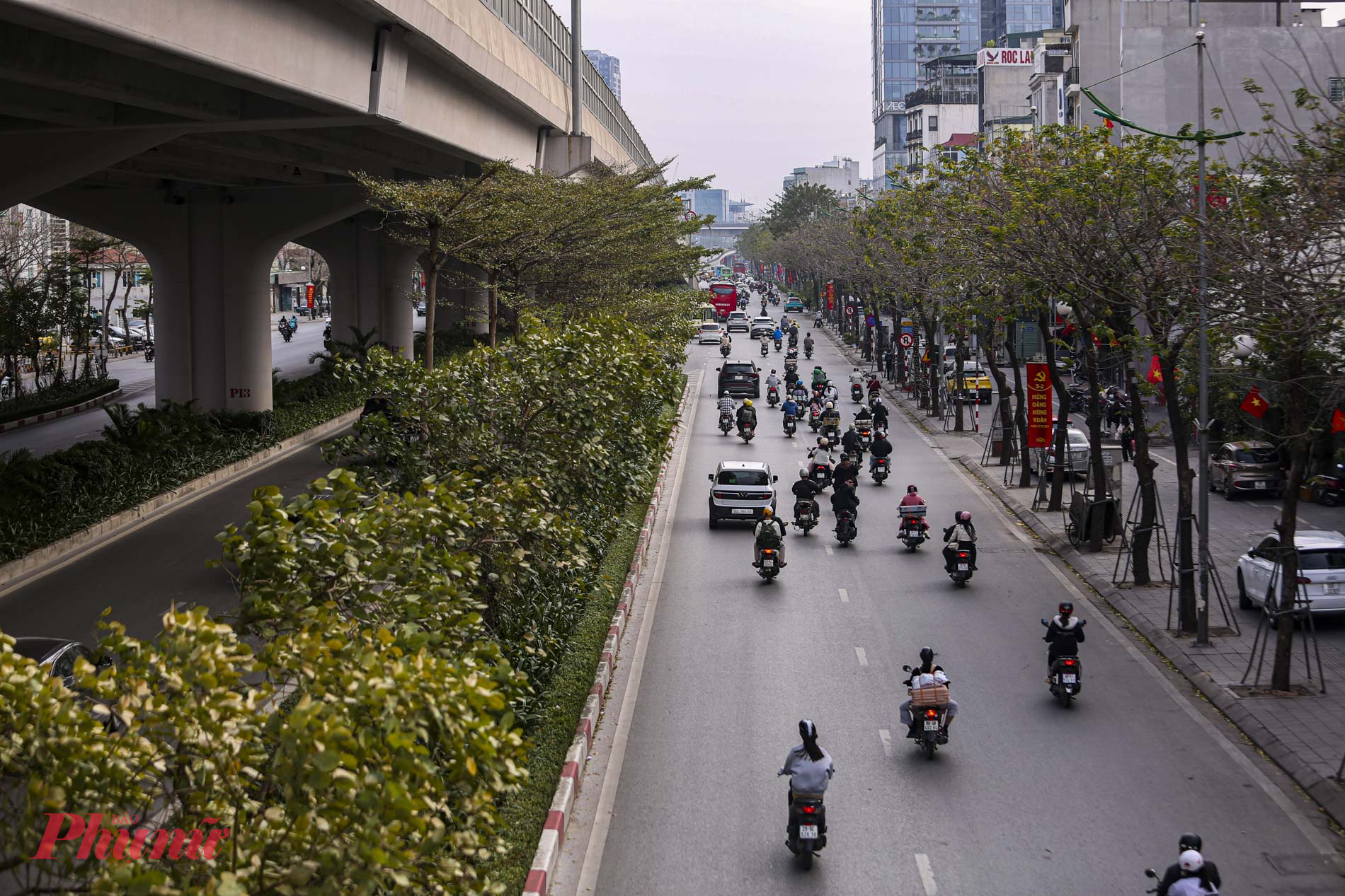 Tuyến đường Phạm Văn Đồng thưa thớt phương tiện trong chiều cùng ngày.