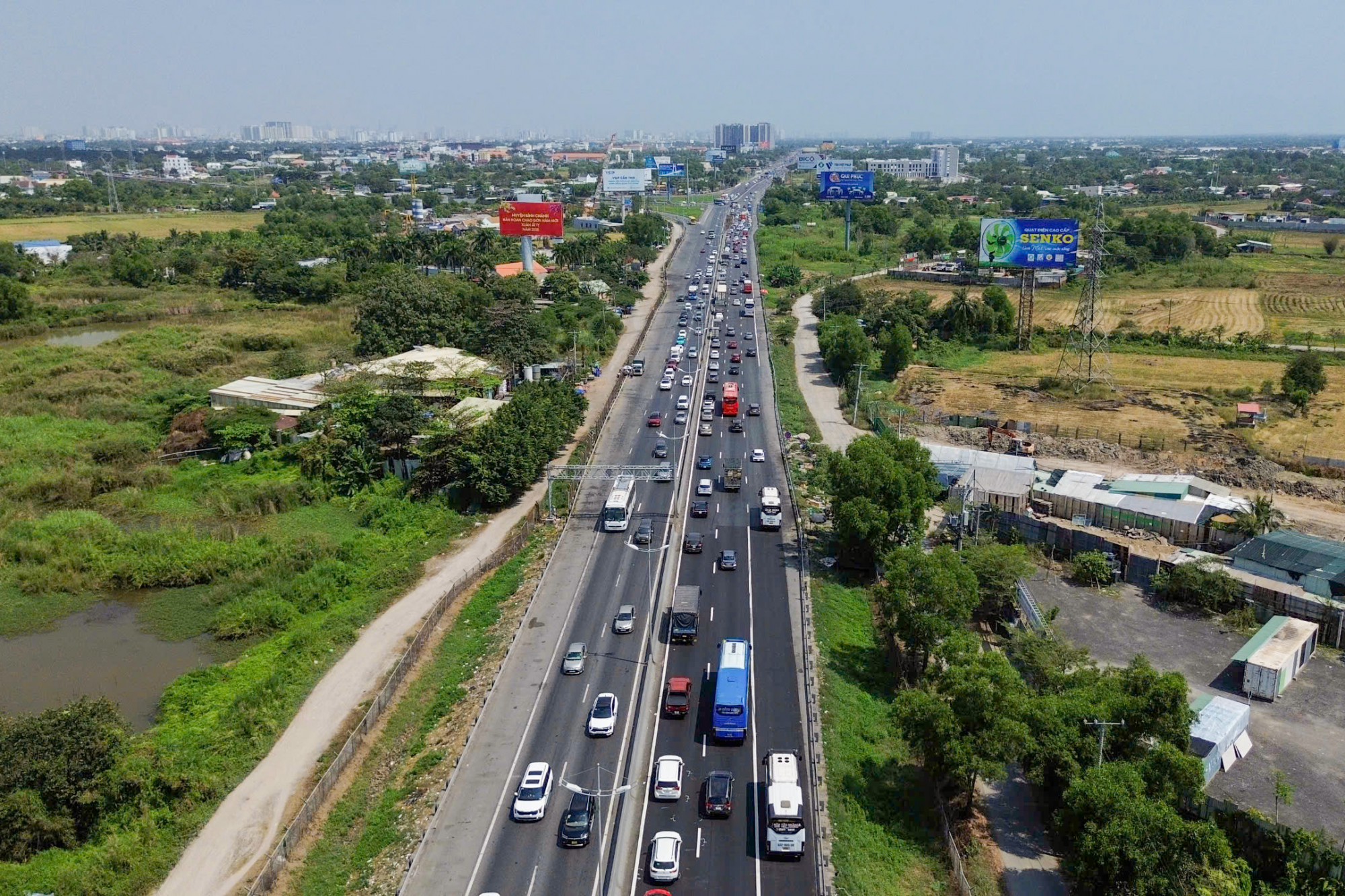 Tại khu vực lối ra cao tốc TPHCM Trung Lương (đoạn qua địa bàn huyện Bình Chánh) có hàng dài xe ô tô xếp hàng nối đuôi nhau để chờ đèn giao thông tại nút giao này như nút giao An Phú.