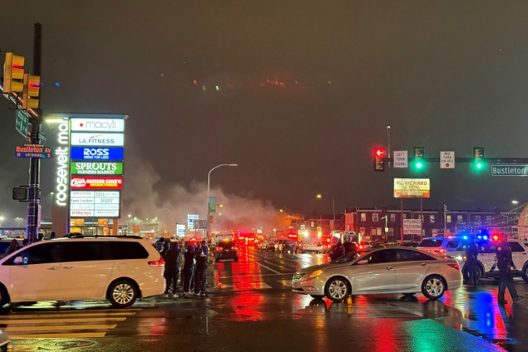 Hiện trường chiếc máy bay nhỏ rơi xuống một khu phố ở Philadephia, Pennsylvania - Ảnh: AFP 