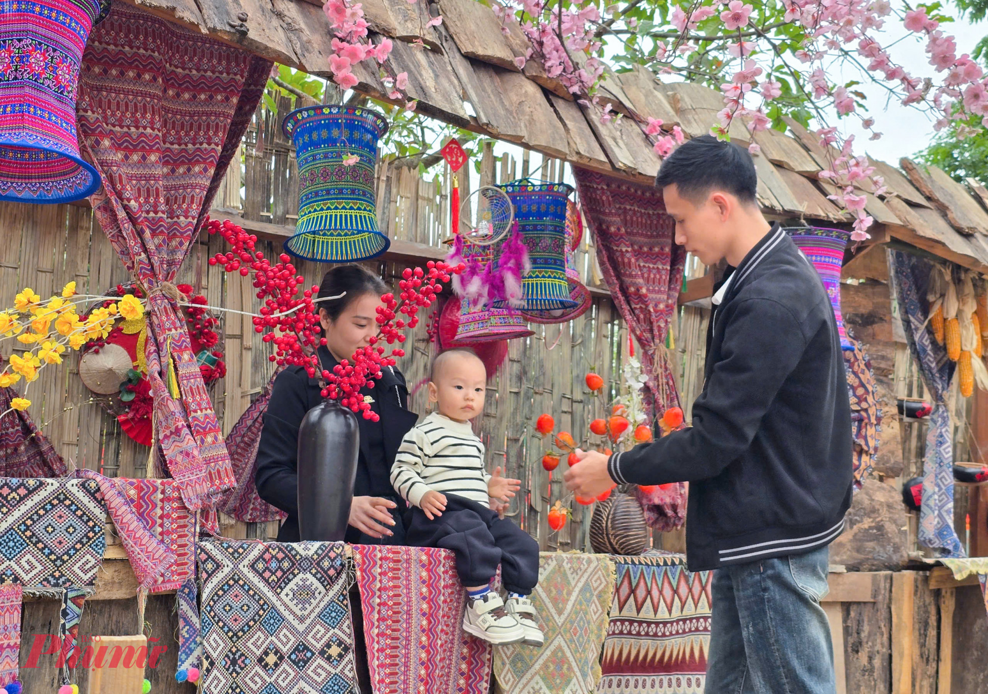 Không gian văn hóa đa sắc màu được tái hiện trong khuôn viên chùa Phúc Lạc thu hút hàng ngàn phật tử và du khách thập phương tới tham quan, check-in mỗi ngày.