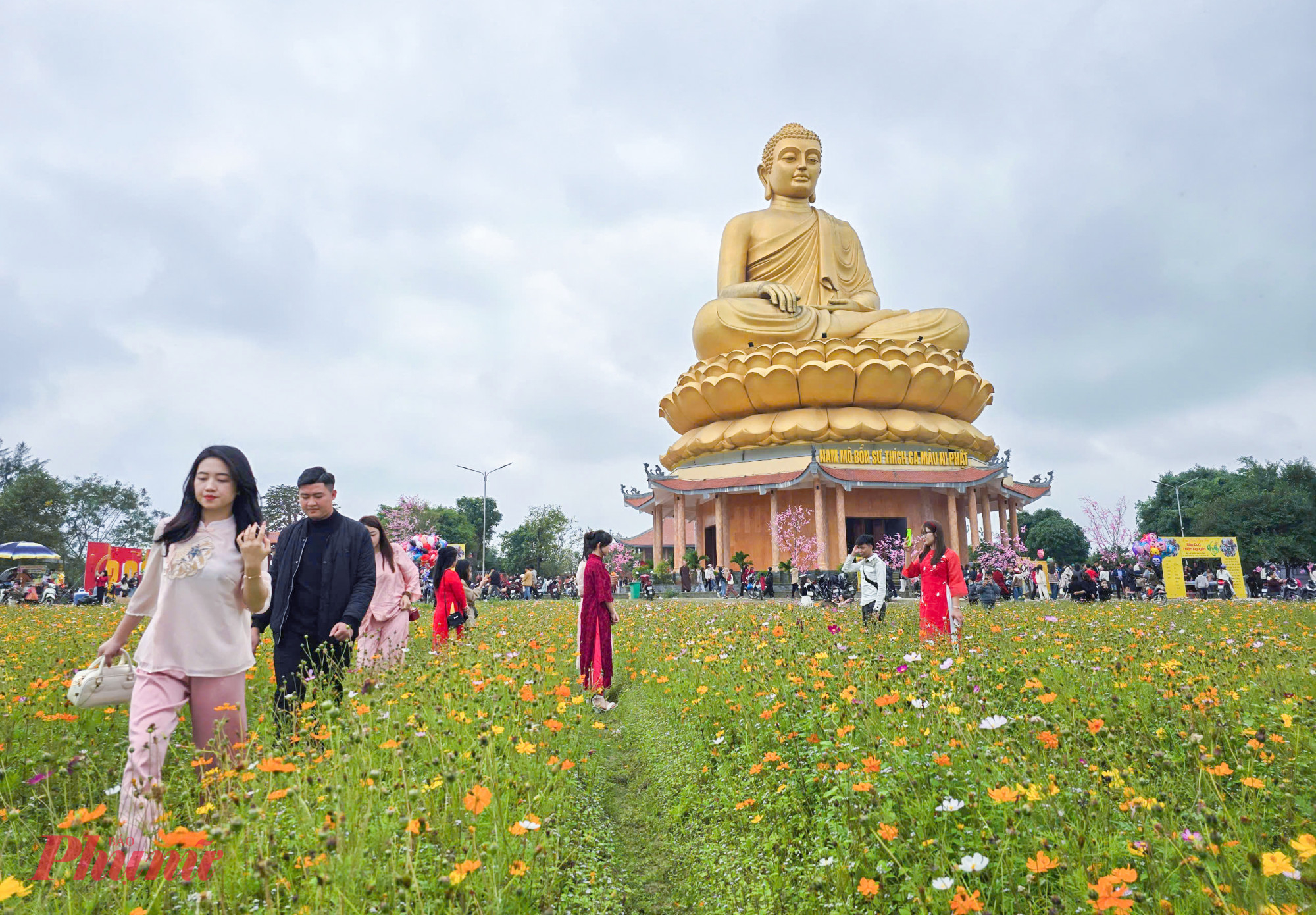 Chùa Phúc Lạc (xã Nghi Thạch, huyện Nghi Lộc, tỉnh Nghệ An) được xem là ngôi chùa có tượng Phật Thích Ca Mâu Ni lớn nhất Bắc trung Bộ. Tượng có chiều cao 42m, đường kính phía dưới 32m, gồm 3 phần thân tượng, đài sen và lầu bát giác, được làm bằng bê tông cốt thép. 