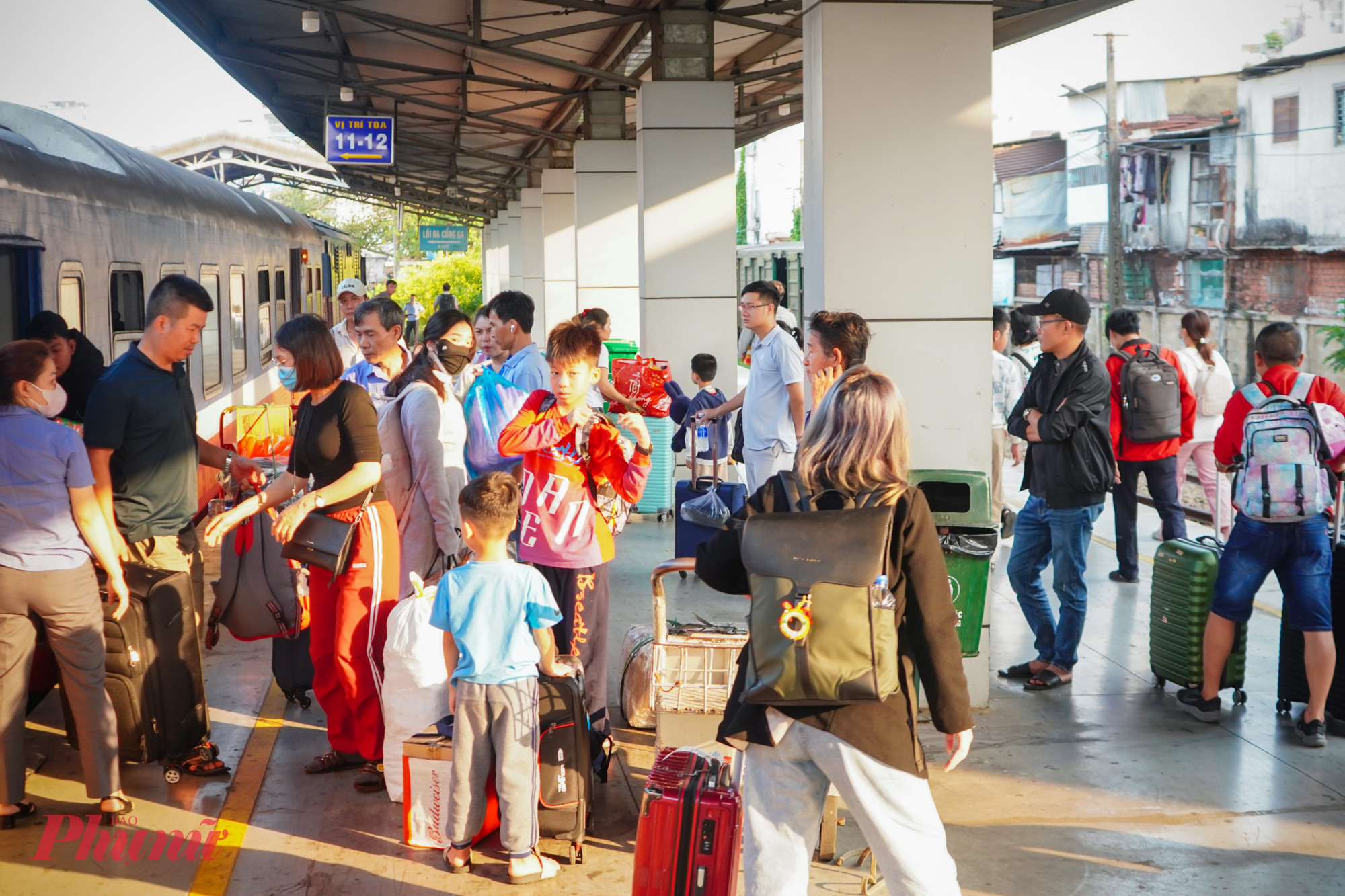 Sau khi tàu cập bến, hàng trăm hành khách bắt đầu bước xuống tàu cùng với những kiện hành lý lỉnh kỉnh đi ra khu vực cổng ga chờ người thân đón về.