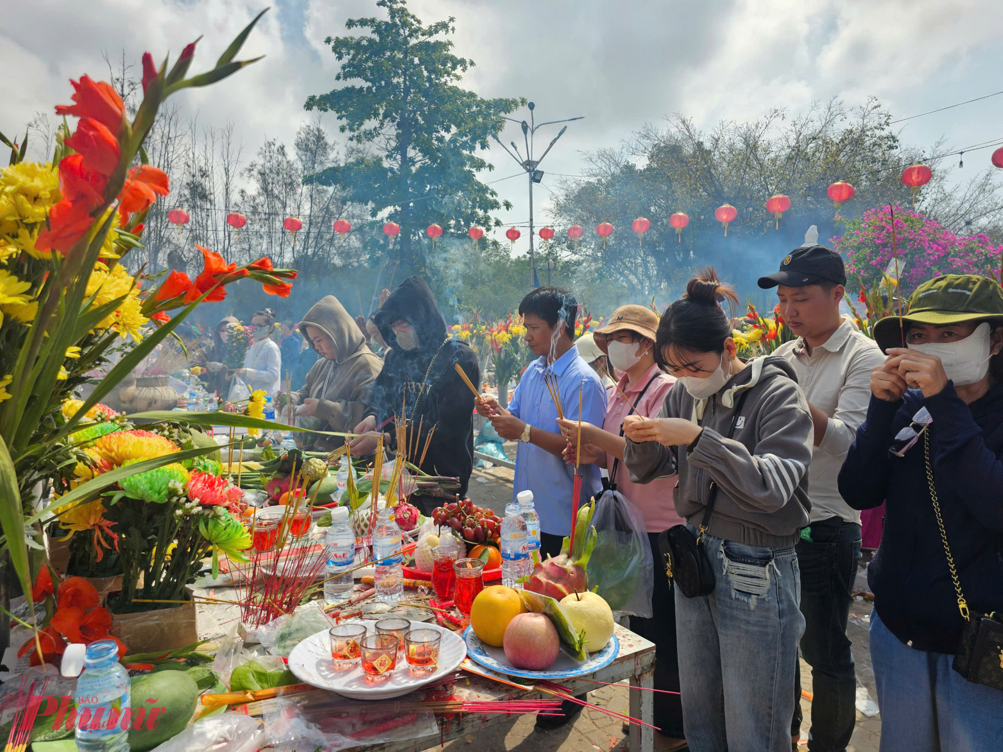 Cùng với Miếu Bà Chúa Xứ Núi Sam, Quán Âm Phật đài hàng năm, thu hút rất đông khách du lịch gần xa đến viếng, nhất là mỗi dịp lễ, Tết.