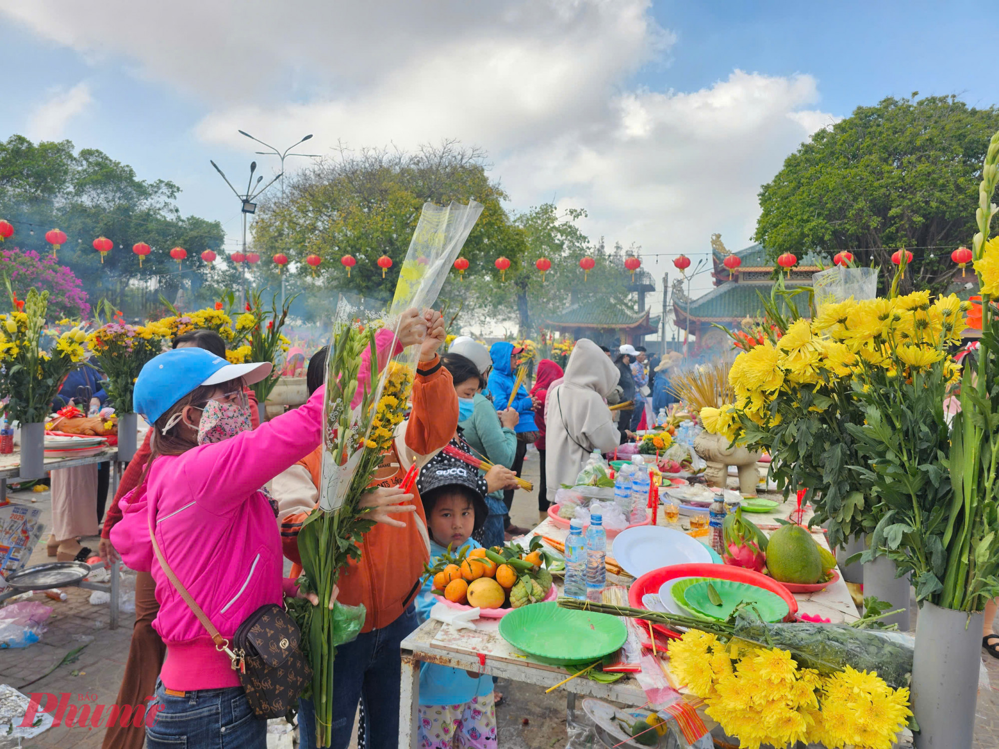 Vượt hơn 300km từ TP HCM để về Bạc Liêu xin vía mẹ Nam Hải, chị Nguyễn Thị Ngọc, cho biết, hôm qua cả gia đình chị đi viếng Chùa Bà ở Châu Đốc (An Giang) sáng nay cả gia đình qua viếng mẹ Nam Hải rồi quay trở lại TP HCM để kịp ngày mai còn đi làm. Mẹ Nam Hải là một trong những địa điểm tâm linh được gia đình lựa chọn đi cầu may đầu năm mới.