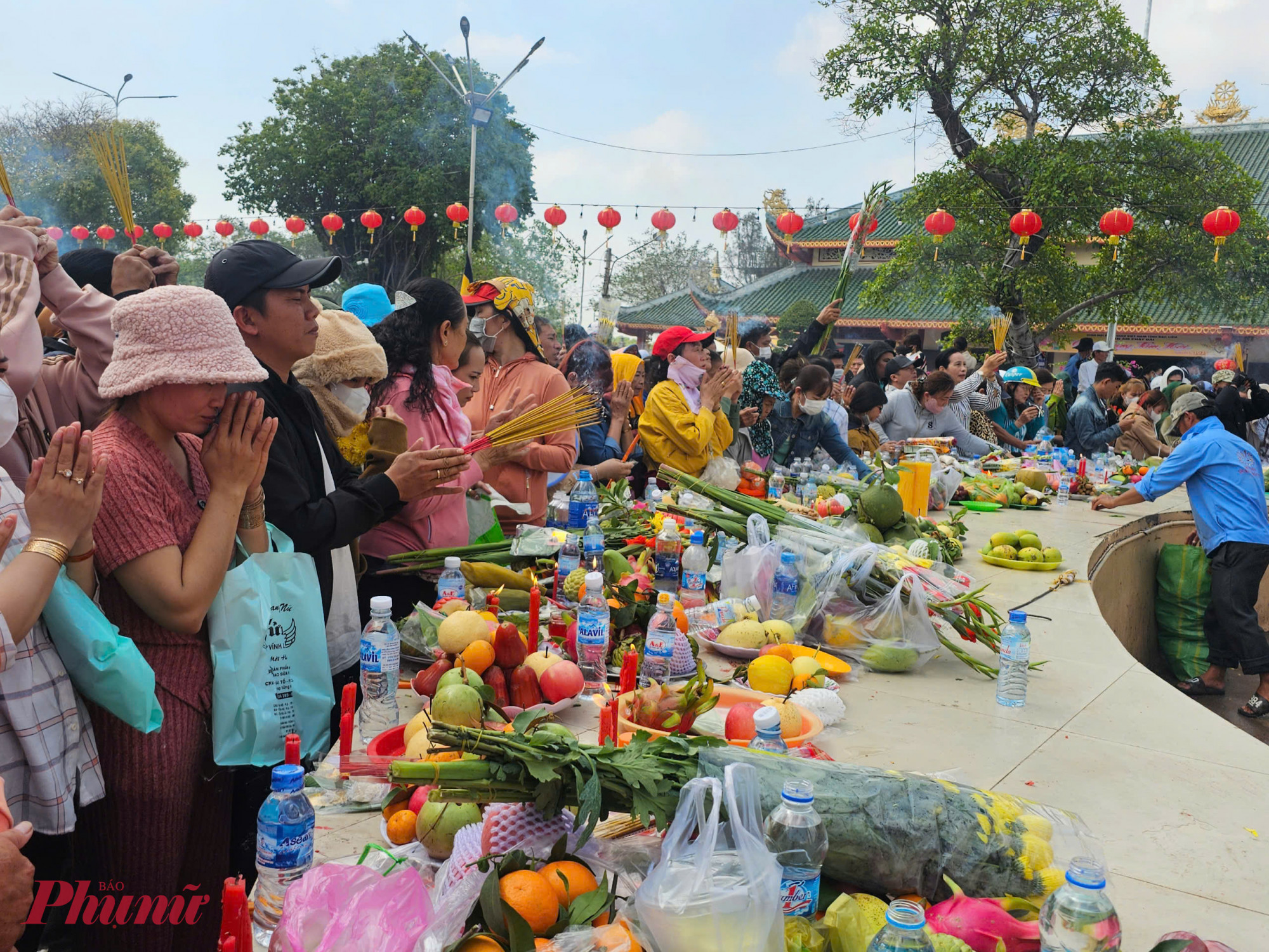 Những người dân sống tại khu vực Quán Âm Phật đài cho biết, hàng năm cứ đến ngày Tết có hàng trăm lượt người đổ về mẹ Nam Hải để xin vía.