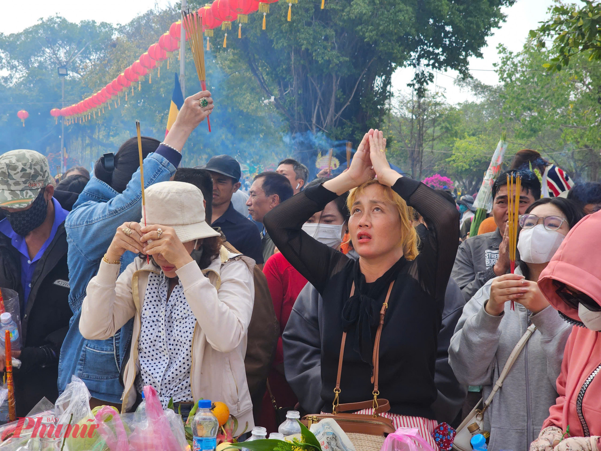 Chị Trần Thị Mỹ Hạnh (35 tuổi, quê ở Kiên Giang) cho biết, hàng năm, cứ vào những ngày đầu năm mới, gia đình chị thường đến Quán Âm Phật đài để cầu may mắn đầu năm, cầu cho gia đạo bình an, năm mới gặp nhiều thuận lợi, làm ăn phát tài.