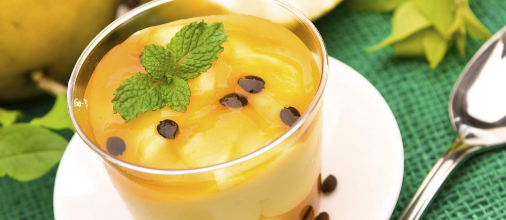 Mousse de maracujá là món tráng miệng phổ biến của Brazil, có hương vị chua ngọt và kết cấu mịn mượt. Món này được làm từ chanh dây (maracujá), sữa đặc và kem tươi, đôi khi thêm gelatin để tạo độ sánh. Hỗn hợp được làm lạnh cho đến khi đông lại, tạo nên lớp mousse mềm nhẹ. Thường được trang trí với sốt chanh dây tươi hoặc hạt chanh dây để tăng hương vị. Đây là món tráng miệng mát lạnh, dễ làm và rất được yêu thích vào mùa hè.