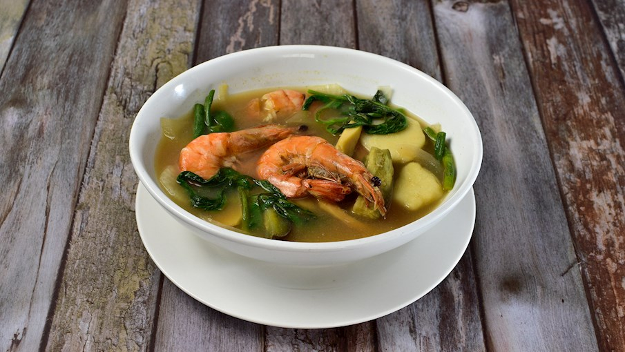 Sinigang là món canh chua truyền thống của Philippines, có hương vị đặc trưng nhờ nguyên liệu chua tự nhiên như me, cà chua hoặc trái calamansi. Món này thường được nấu với thịt (heo, bò, gà hoặc tôm) và nhiều loại rau như đậu bắp, cải xanh và củ cải. Sinigang có vị chua thanh, đậm đà và rất bổ dưỡng. Món này thường được ăn kèm với cơm trắng. Đây là một trong những món ăn được yêu thích nhất trong ẩm thực Philippines.