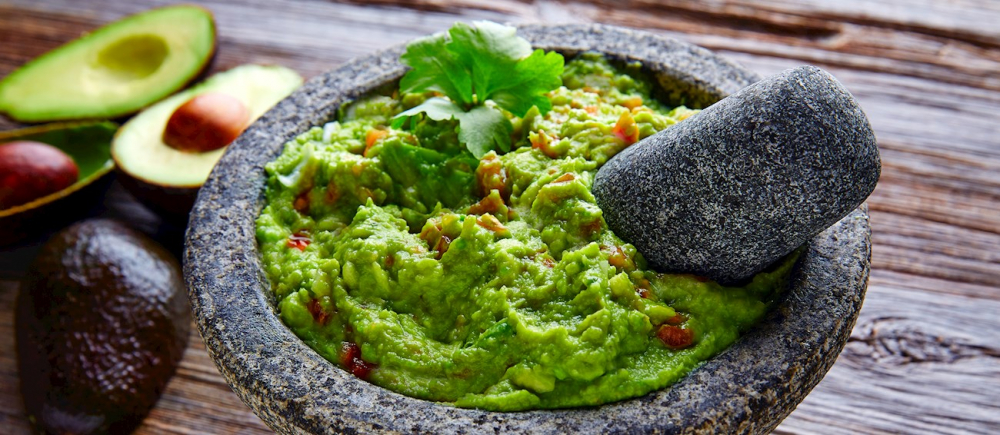 Guacamole là một loại sốt bơ truyền thống của Mexico, có kết cấu kem mịn hoặc dầm thô. Thành phần chính gồm bơ chín, cà chua, hành tây, ớt, rau mùi, nước cốt chanh và muối. Món này có vị béo, chua nhẹ và thơm tươi mát. Guacamole thường được ăn kèm với nachos, tacos, burritos hoặc bánh mì.