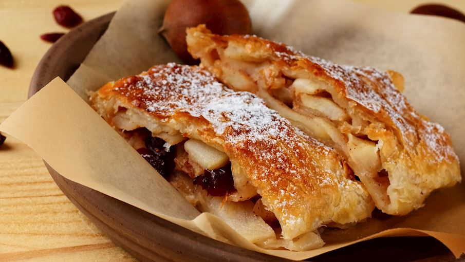 Apfelstrudel là một loại bánh ngọt truyền thống của Áo, có lớp vỏ mỏng giòn và nhân táo thơm ngọt. Nhân bánh thường gồm táo cắt lát, đường, quế, nho khô và vụn bánh mì. Bánh được cuộn lại, nướng vàng và thường rắc đường bột lên trên. Apfelstrudel thường được ăn kèm với kem tươi, sốt vani hoặc kem lạnh. 