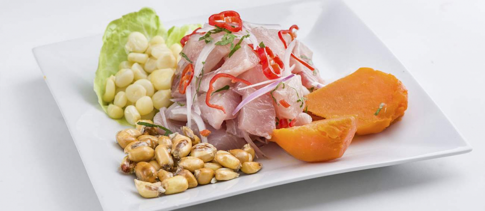 Ceviche là món hải sản sống trộn chua nổi tiếng ở Mỹ Latinh, đặc biệt phổ biến ở Peru. Hải sản (thường là cá, tôm hoặc mực) được ướp trong nước cốt chanh hoặc cam chua để làm chín tự nhiên. Món này thường được trộn với hành tây, ớt, rau mùi và gia vị để tăng hương vị. Ceviche thường được ăn kèm với khoai lang, bắp rang hoặc bơ. Đây là món ăn tươi mát, giàu dinh dưỡng và có vị chua cay hấp dẫn.