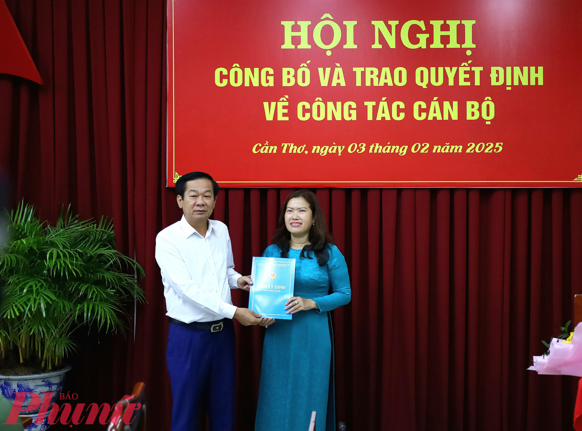 Ông Đỗ Thanh Bình - Bí thư Thành ủy Cần Thơ quyết định phê chuẩn kết quả bầu Phó chủ tịch UBND TP Cần Thơ nhiệm kỳ 2021- 2026 đối với bà Nguyễn Thị Ngọc Điệp. 