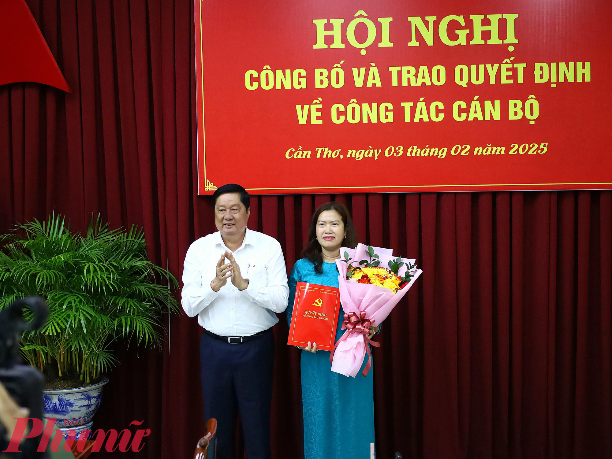 Ông Phạm Văn Hiểu - Phó Bí thư thường trực Thành ủy, Chủ tịch HĐND TP Cần Thơ trao quyết động điều động cán bộ cho bà Nguyễn Thị Ngọc Điệp. Ảnh: Trung Phạm