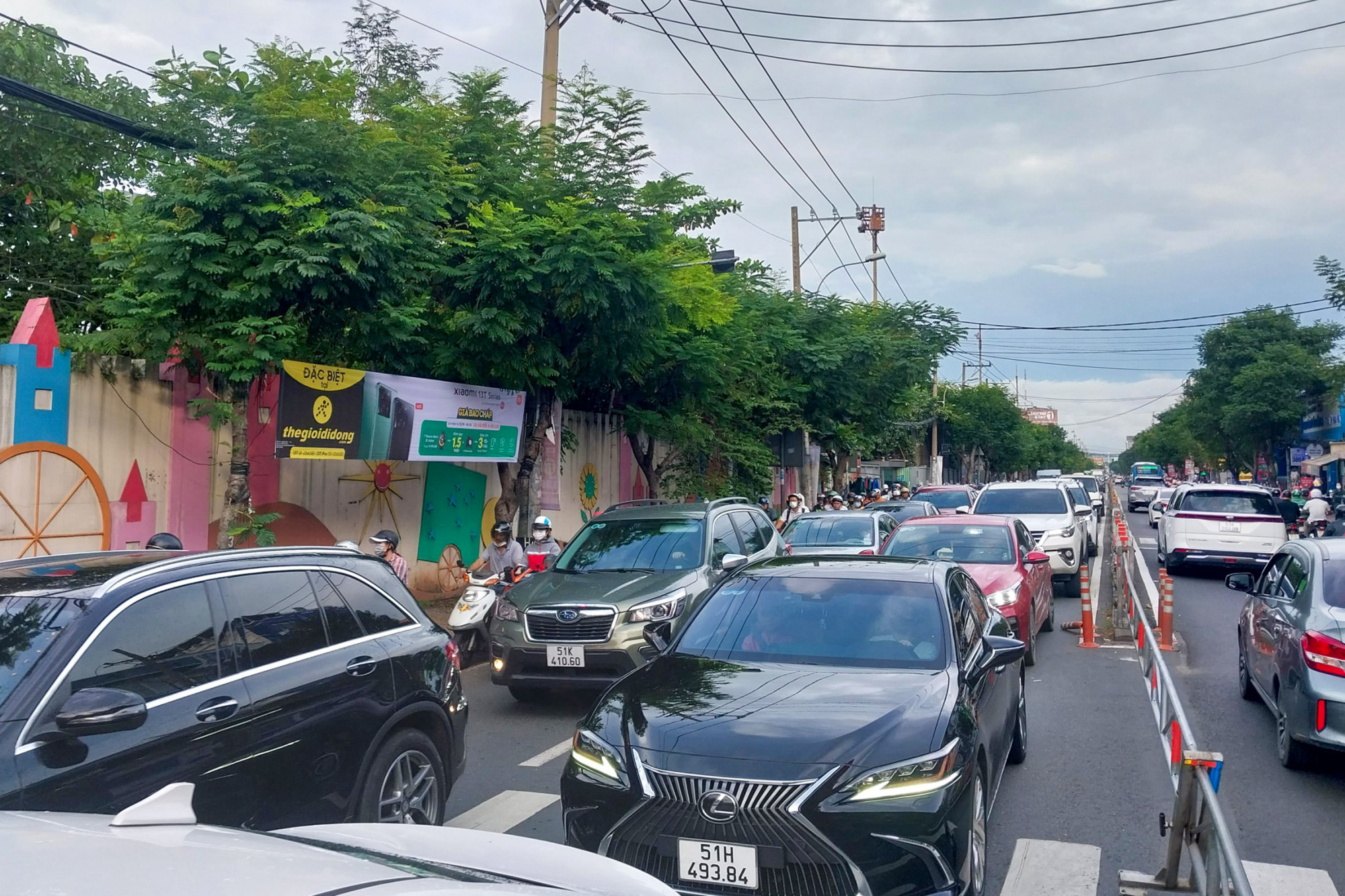  Trục đường Nguyễn Tất Thành (quận 4), vào giờ cao điểm trong sáng nay đã xảy ra tình trạng ùn ứ nhẹ, tuy nhiên dòng phương tiện vẫn lưu thông ổn định.