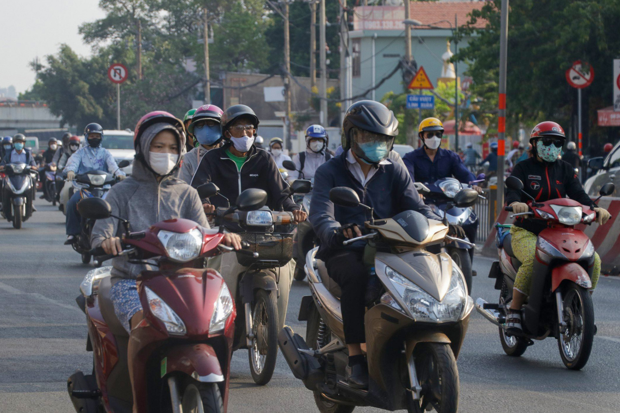 Hôm nay dù đường sá có đông phương tiện nhưng tôi thấy vẫn lưu thông rất thuận lợi và không ùn ứ nặng như những ngày trước tết, một tài xế xe công nghệ chia sẻ.