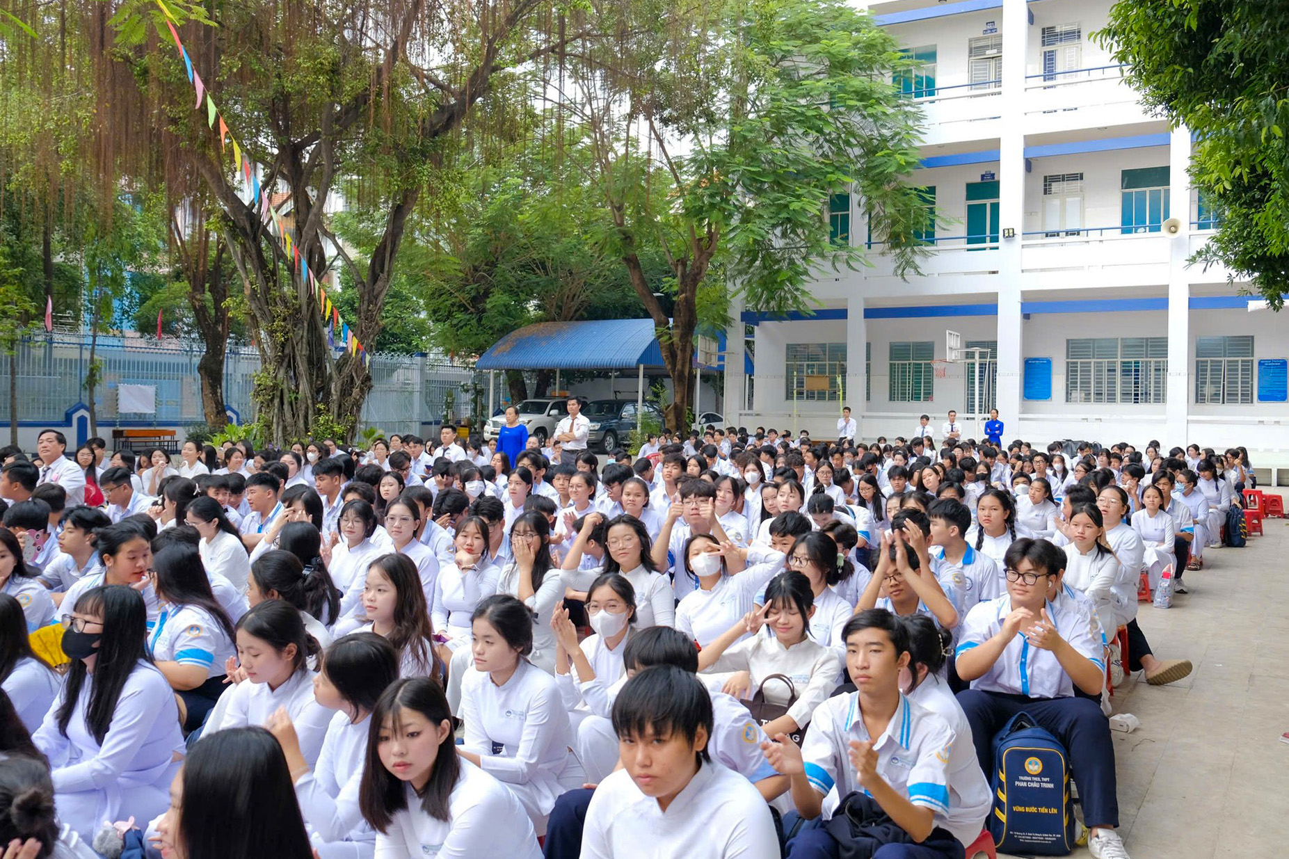 Cũng trong sáng nay, học sinh và sinh viên đang học tập tại TPHCM cũng đã tựu trường trong không khí phấn khởi ngày đầu năm mới.