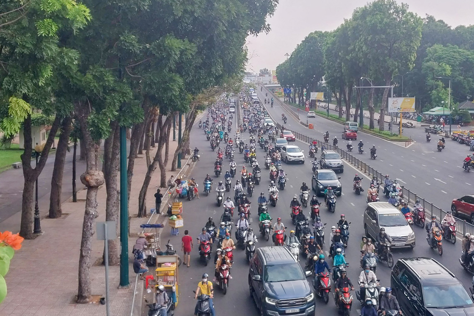 Tương tự, trong sáng nay tại khu vực cầu vượt Nguyễn Thái Sơn - Nguyễn Kiệm (quận Gò Vấp) tuy lượng phương tiện đông đúc nhưng không xảy ra ùn ứ như thời gian cao điểm trước đây.