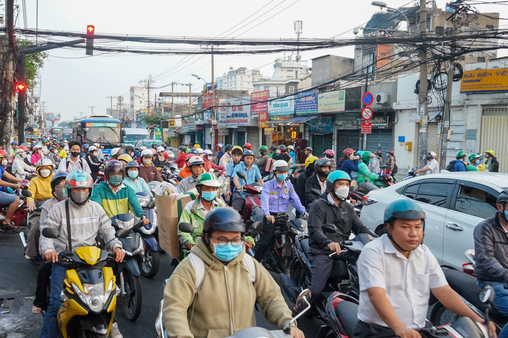 Là một trong những điểm đen về tình trạng kẹt xe, trong sáng nay tuyến đường Trường Chinh (quận Tân Bình) cũng không tránh khỏi tình trạng ùn ứ vào giờ cao điểm.