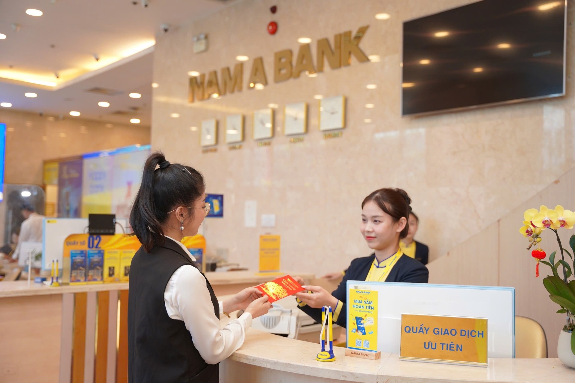 Khách hàng giao dịch tại Nam A Bank - Ảnh: Nam A Bank