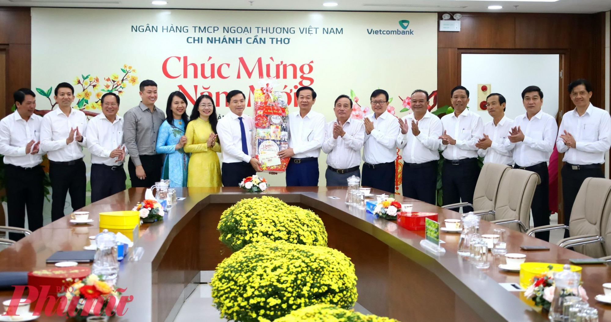 Ông Đỗ Thanh Bình - Bí thư Thành ủy Cần Thơ chúc Tết đến tập thể Vietcombank chi nhánh Cần Thơ. Ảnh: Trung Phạm