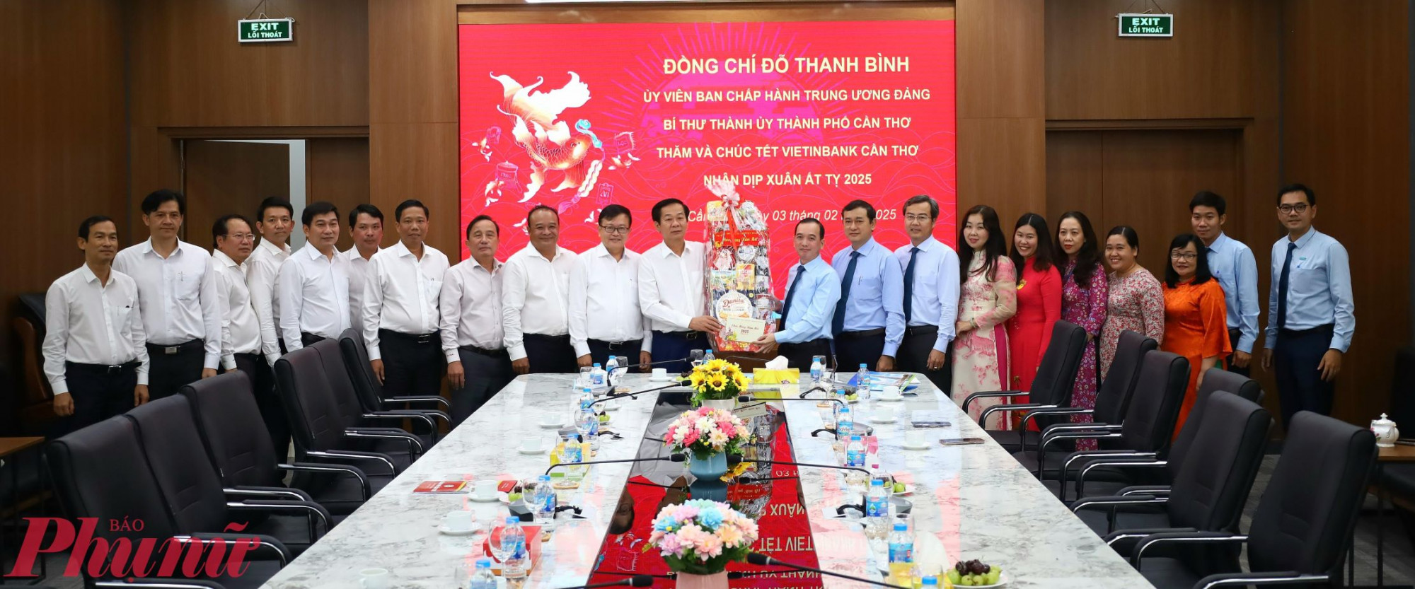 Ông Đỗ Thanh Bình - Bí thư Thành ủy Cần Thơ chúc Tết đến tập thể Vietinbank chi nhánh Cần Thơ. Ảnh: Trung Phạm