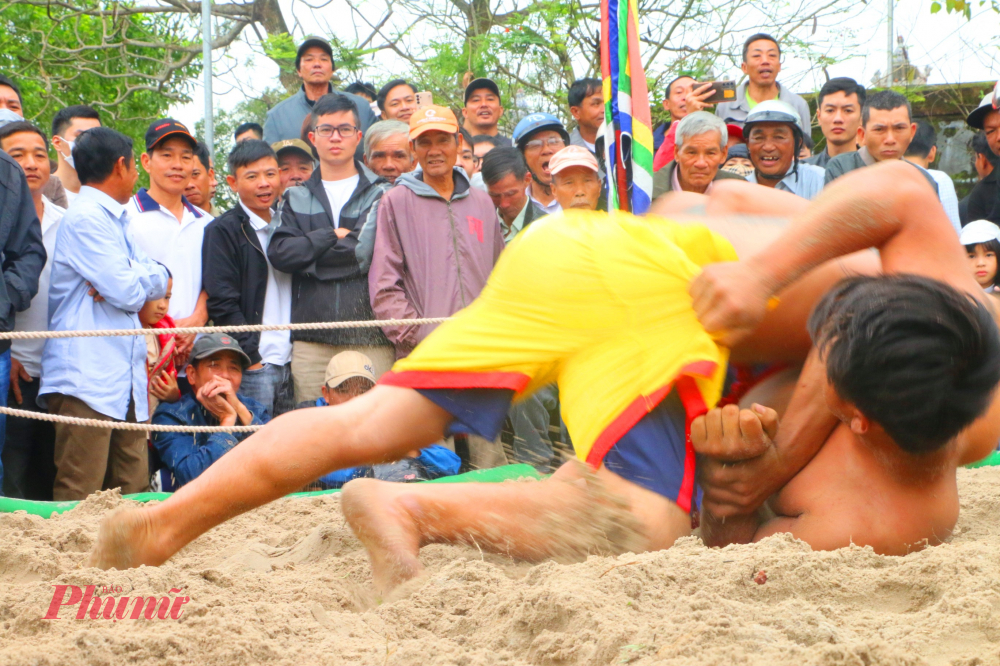 Càng về trưa phần tranh tài gay cấn, hấp dẫn và đẹp mắt của các đô vật khác để tìm ra người thắng giải ở mỗi nội dung.