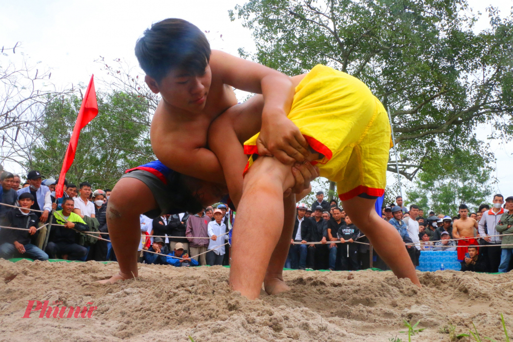 Hội vật làng Thủ Lễ được hình thành và phát triển mạnh từ thời các chúa Nguyễn, nhằm mục đích tuyển chọn những binh sĩ có sức khỏe tốt tham gia vào quân đội của triều đình. 