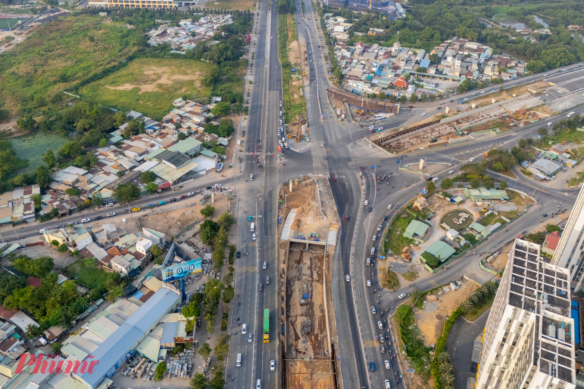 Nút giao An Phú khởi công cuối năm 2022 với tổng mức đầu tư hơn 3.400 tỷ đồng. Dự án gồm hầm chui hai chiều nối cao tốc TPHCM – Long Thành – Dầu Giây với đường Mai Chí Thọ kéo dài qua Đồng Văn Cống (hướng về hầm Thủ Thiêm).