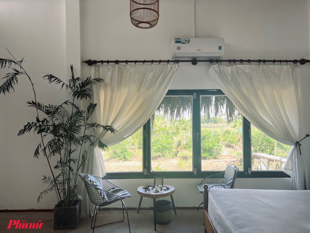 Homestay có 5 căn phòng mái lá để du khách lựa chọn được đặc tên theo các loài hoa bằng tiếng Anh như Gardenia, Tuberose, Jasmin, Padma và Mangolia. Mỗi căn phòng đều được thiết kế theo một phong cách riêng biệt. 