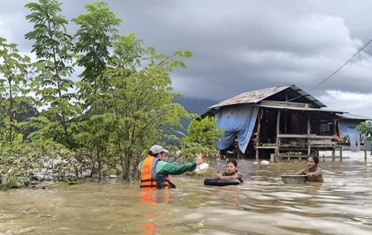 Người dân Myanmar vật lộn với thảm họa thiên nhiên và lũ lụt - Ảnh: Mizzma