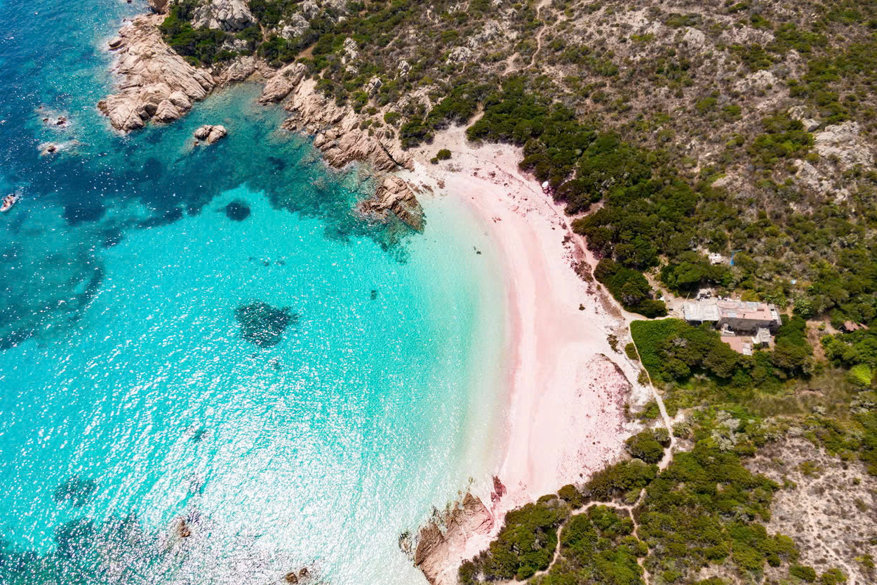 Spiaggia Rosa (bãi biển hồng) là một trong những bờ biển đẹp nhất thế giới - Nguồn ảnh: Getty Images/iStock