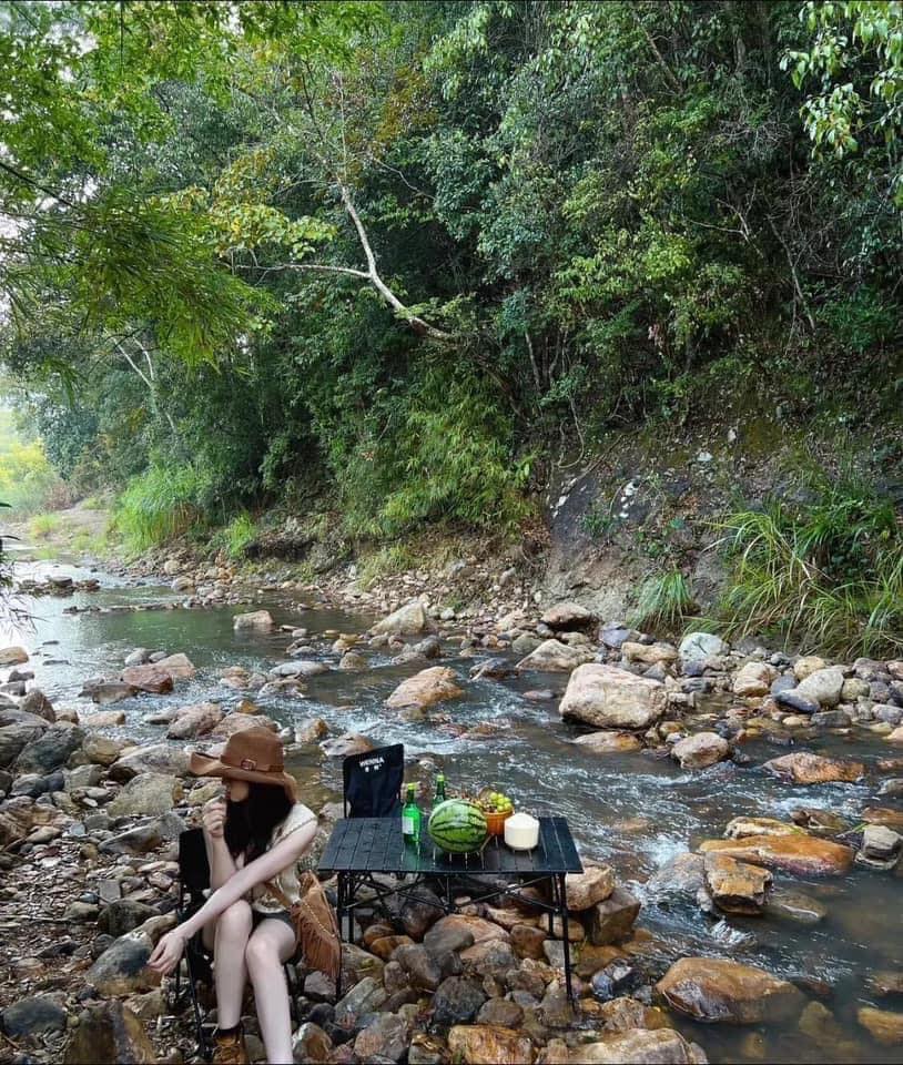 Phú Quốc (tỉnh Kiên Giang) được biết đến với những bãi biển hoang sơ, bãi cát trắng trải dài tuyệt đẹp nhưng ít ai biết rằng ở Phú Quốc còn những dòng suối nổi tiếng nên thơ, lãng mạn, có con suối đổ thác nước tung tạo ra khung cảnh tựa chốn bồng lai tiên cảnh...