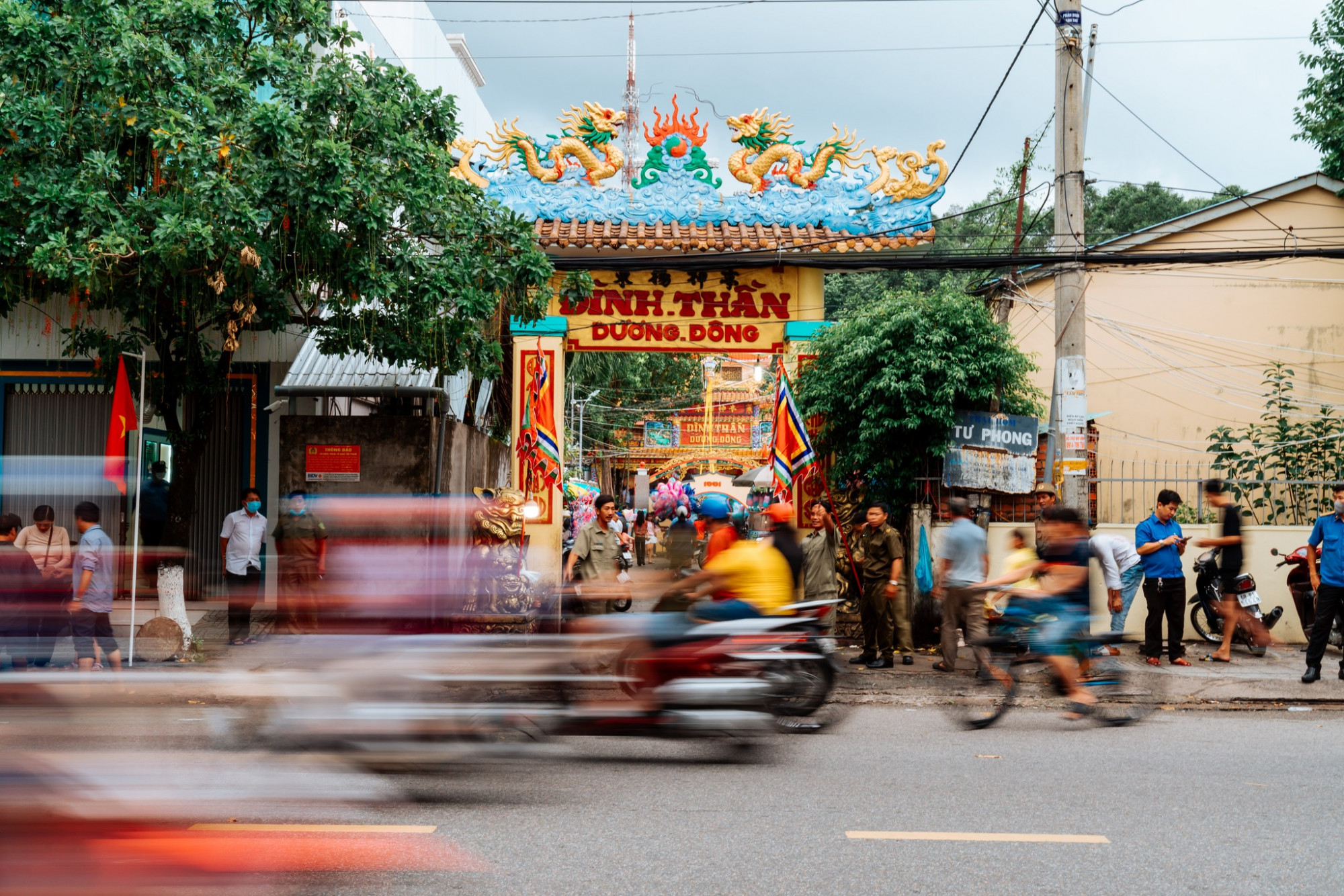  Lễ hội Đình Thần Dương Đông Vào khoảng thời gian từ 10/1-11/1 âm lịch hàng năm sẽ diễn ra lễ hội Đình Thần Dương Đông, đây là nét văn hóa không thể thiếu của người dân Phú Quốc, thu hút đông đảo du khách. Lễ hội được tổ chức tại Đình Thần Dương Đông, có địa chỉ trên đường 30/4, khu phố 1, phường Dương Đông, Phú Quốc.  Lễ hội Phú Quốc Đình Thần Dương Đông được tổ chức để tưởng nhớ những người đã có công khai khẩn, lập xóm làng. Đến tham dự lễ hội, du khách có thể tham gia các hoạt động vui chơi giải trí, thưởng thức nhiều món ăn ngon.