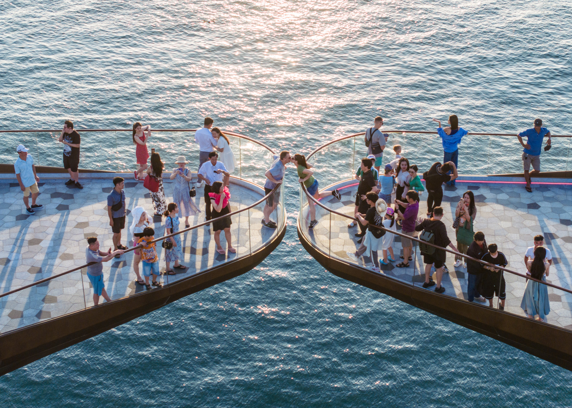 Lang thang ở thị trấn Hoàng Hôn ngắm cầu Hôn: Cầu Hôn Phú Quốc hay còn gọi “Kiss Bridge Phú Quốc” (Kiên Giang) do kiến trúc sư người Ý Marco Casamonti thiết kế lấy ý tưởng từ câu chuyện tình yêu đẹp nhưng buồn của Ngưu Lang - Chức Nữ. Hiệu ứng nụ hôn của cầu Hôn đến từ thiết kế hai đầu mũi của cầu cách nhau một khoảng trống 50cm - vừa khéo đủ cho hai người yêu nhau chạm vào nhau hay một cái hôn không vượt qua ranh giới.