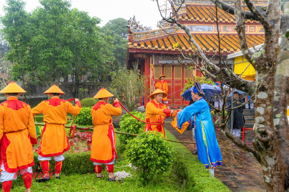 Lễ hạ nêu do lãnh đạo Trung tâm Bảo tồn di tích cố đô Huế chủ trì với sự tham gia của đội Nhã nhạc theo nghi thức của Triều Nguyễn xưa.