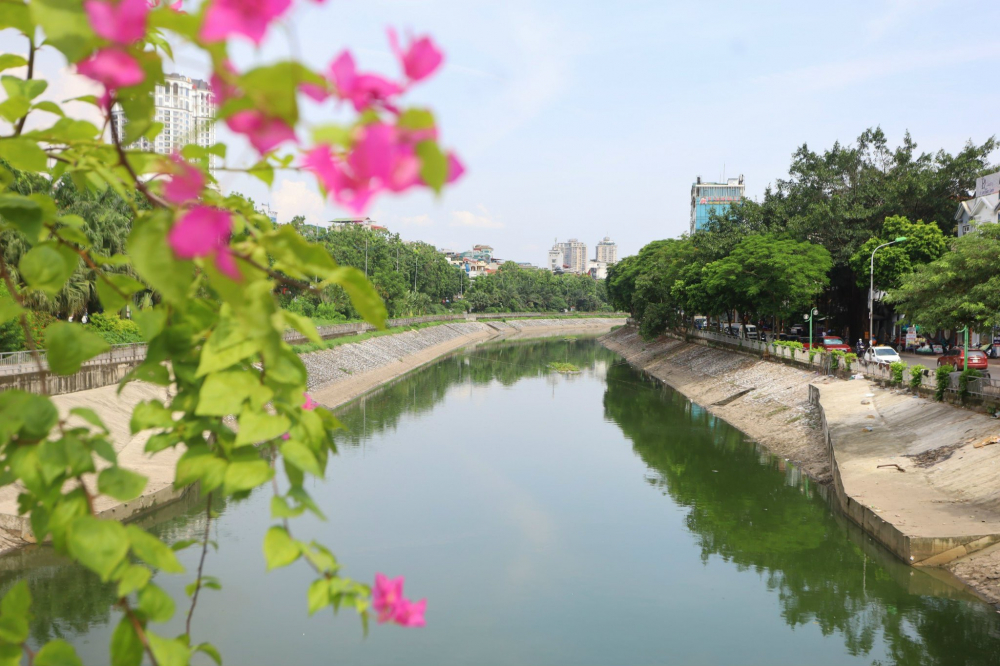 Hà Nội đã nhiều lần thực hiện bổ cập nước từ hồ Tây vào sông Tô Lịch (Ảnh Bảo Khang, chụp đợt bổ cập nước tháng 7/2024).