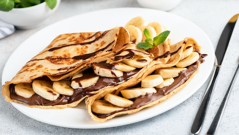 Crêpes Nutella là một biến tấu phổ biến của crêpe ngọt, trong đó bánh được phết một lớp Nutella—loại kem phết làm từ hạt phỉ và ca cao. Món tráng miệng hấp dẫn này kết hợp giữa kết cấu mềm, ấm của crêpe mới làm và hương vị béo ngậy, đậm đà của Nutella, khiến nó trở thành món khoái khẩu của cả trẻ em lẫn người lớn.  Bột crêpe cơ bản được làm từ bột mì, trứng, sữa, một chút muối và đôi khi thêm đường hoặc vani để tăng vị ngọt. Hỗn hợp này được nấu trên chảo phẳng hoặc chảo chuyên dụng để tạo thành một lớp bánh mỏng. Khi crêpe chín đến màu vàng nâu nhẹ và vẫn còn nóng, một lượng Nutella dày được phết lên một nửa hoặc toàn bộ bề mặt bánh.