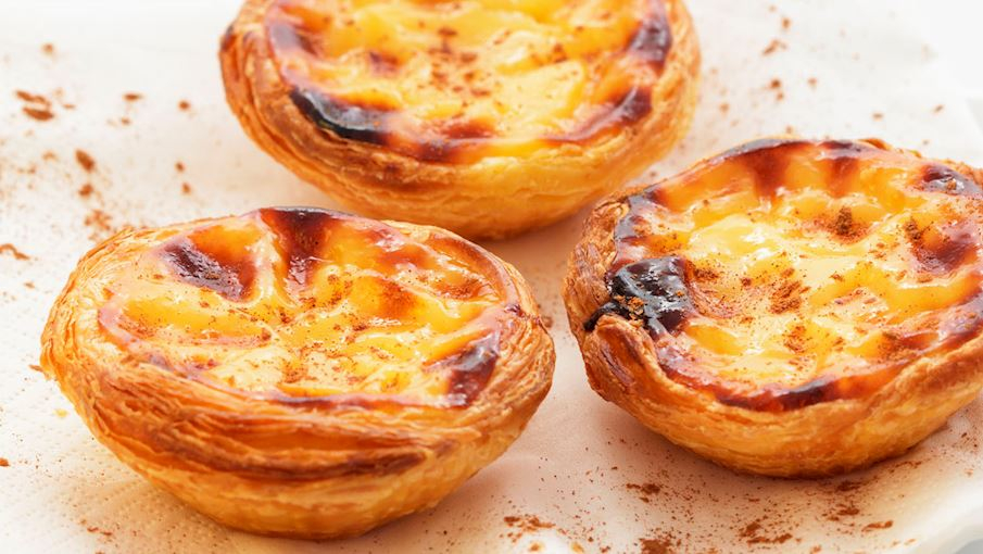 Pastel de nata là một loại bánh tart nhân kem trứng truyền thống, được yêu thích trên khắp thế giới. Để có hương vị hoàn hảo nhất, phần nhân không nên quá ngọt và không nên có mùi chanh hay vani. Thay vào đó, bánh thường được rắc một chút bột quế và lý tưởng nhất là thưởng thức cùng một tách cà phê.  Ban đầu, món bánh này được các tu sĩ và nữ tu Công giáo tại tu viện Santa Maria de Belém ở Lisbon làm ra từ trước thế kỷ 18. Bánh được chế biến từ lòng đỏ trứng dư thừa, vốn được dùng để lọc rượu vang và hồ cứng quần áo. Sau đó, các tu sĩ đã thỏa thuận với một tiệm bánh gần đó để bán pastel de nata thương mại, và món bánh này nhanh chóng trở thành một thành công lớn.