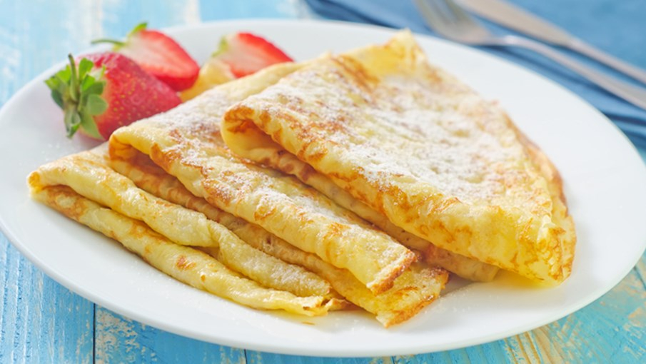 Crêpes sucrées là những chiếc bánh crêpe ngọt, một loại bánh kếp mỏng bắt nguồn từ Pháp. Từ sucrées trong tiếng Pháp có nghĩa là có đường, ám chỉ rằng những chiếc crêpe này thường được phục vụ với nhân hoặc lớp phủ ngọt ngào. Chúng được làm từ hỗn hợp bột đơn giản gồm bột mì, sữa, trứng, một chút muối, và đôi khi thêm chút đường và bơ.  Khác với phiên bản mặn gọi là crêpes salées (hay galettes ở một số vùng của Pháp), crêpe ngọt thường được làm từ bột mì trắng và có thêm chút đường trong bột. Crêpes sucrées có thể được phủ hoặc nhân với nhiều loại nguyên liệu như đường bột, kem tươi, mứt trái cây, trái cây tươi, nutella, mật ong và siro cây phong.