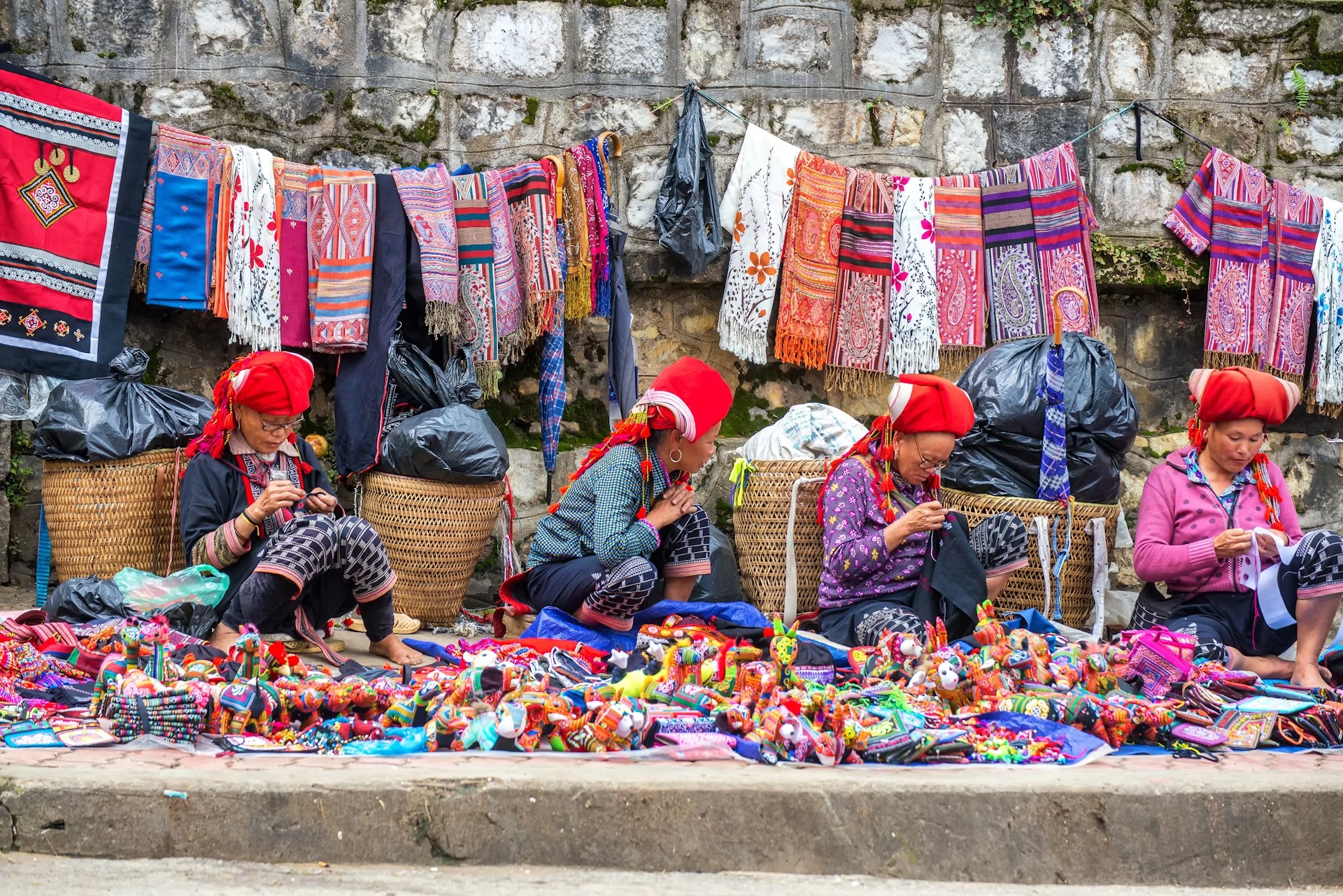 Dành một ngày để khám phá chợ, quán cà phê và các điểm tham quan khác ở thị trấn Sapa, nơi những người phụ nữ H'Mông bán hàng thủ công truyền thống trên phố chính. martinho Smart/Shutterstock