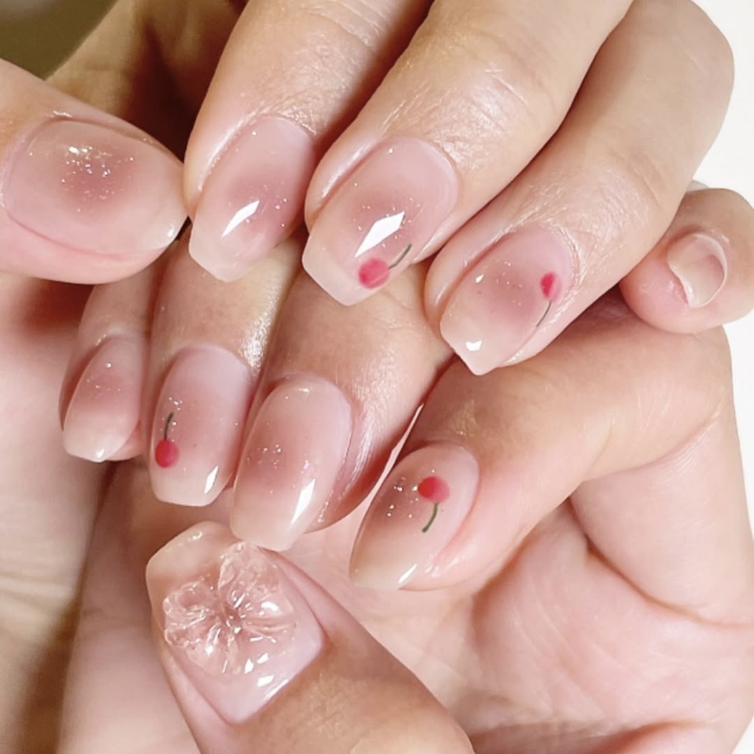 Mẫu nail ballerina: Kiểu nail này gắn liền với đầu móng được dũa vuông với hình dạng thuôn nhỏ về phía cuối, trông như những đôi giày ballet thanh lịch. Màu ombre kiểu Hàn Quốc, hồng nhạt ở phần tâm móng và lan dần ra ngoài, mang đến kiểu móng hợp thời và nữ tính. Một chiếc charm nơ nhỏ làm điểm nhấn sẽ khiến bộ nail thêm nổi bật dịp Valentine.