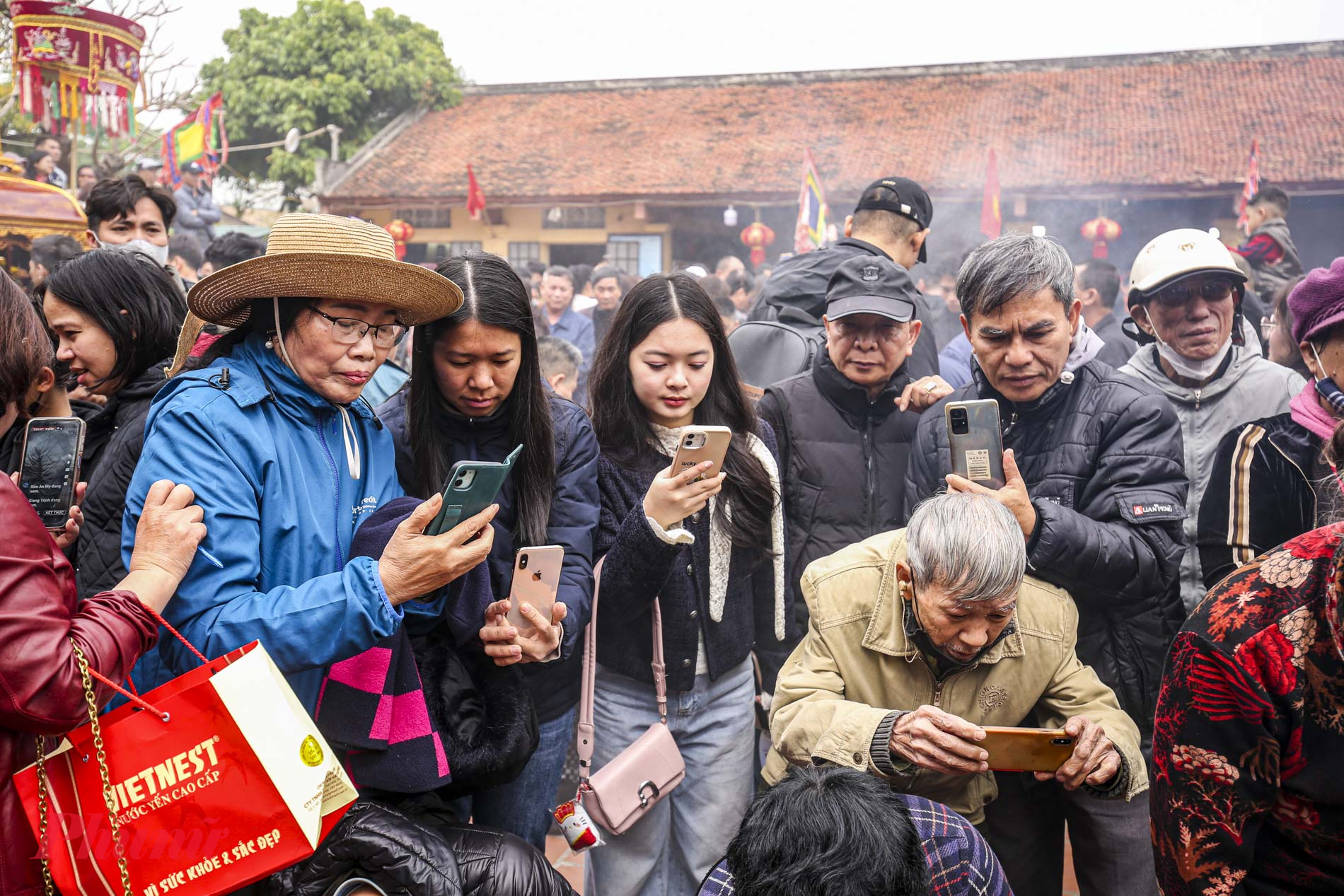 Người dân, du khách tham gia đứng kín sân đình, ai cũng phải toát mồ hôi với lễ hội thổi cơm Thị Cấm này.