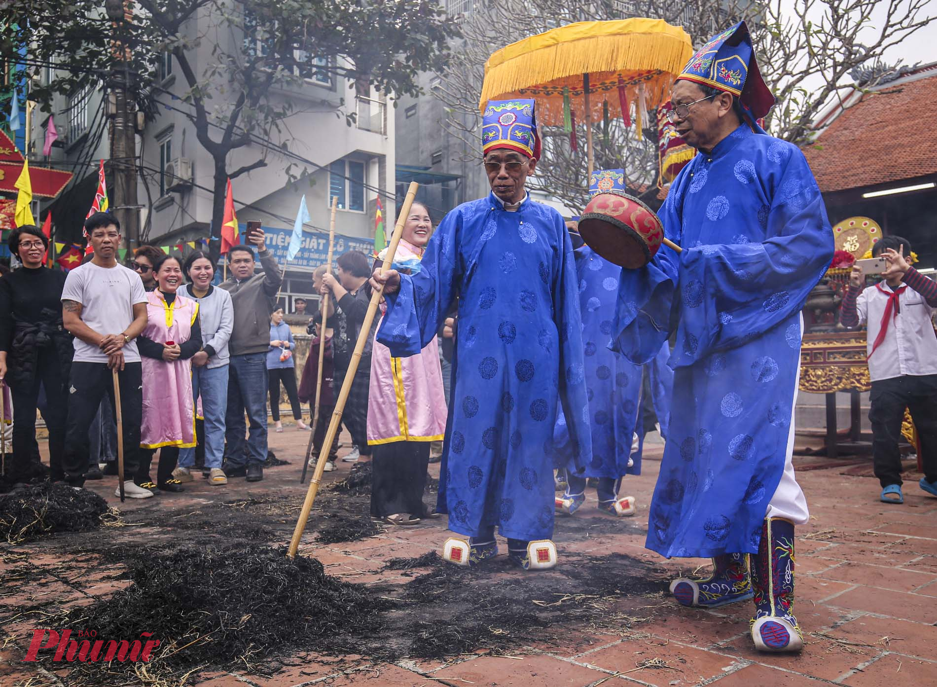 Sau một tuần hương, các thành viên của ban giám khảo sẽ đi tìm 4 nồi cơm trong rất nhiều đống tro rơm. 