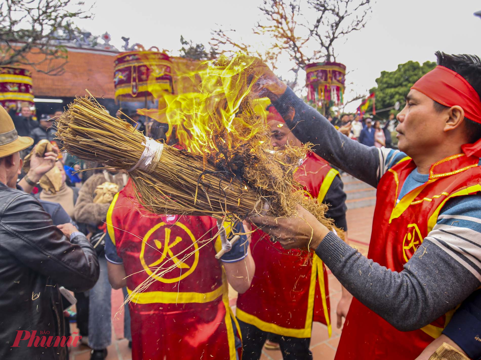 Người kéo lửa bằng cách tạo ra ma sát từ nhùi rơm nếp chà vào ống giang.