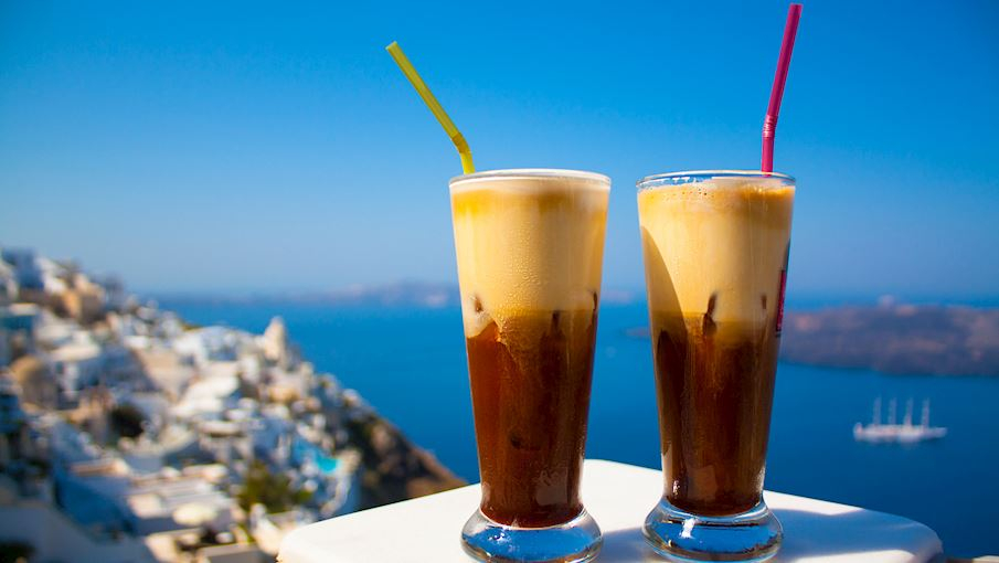 Espresso freddo Espresso freddo là một loại cà phê lạnh, phổ biến ở Hy Lạp. Cách làm của nó khác với cà phê đá thông thường:  Espresso (một loại cà phê đậm) được pha trước. Sau đó, cà phê này được trộn với đá cho đến khi cà phê trở nên lạnh nhẹ, mịn màng và hơi giống như kem. Cuối cùng, cà phê lạnh này được lọc và đổ lên đá trong ly. Nếu bạn thích ngọt, có thể thêm đường vào cà phê trước khi trộn. Espresso freddo đã trở nên phổ biến ở Hy Lạp từ những năm 1990 và hiện nay được nhiều người yêu thích.